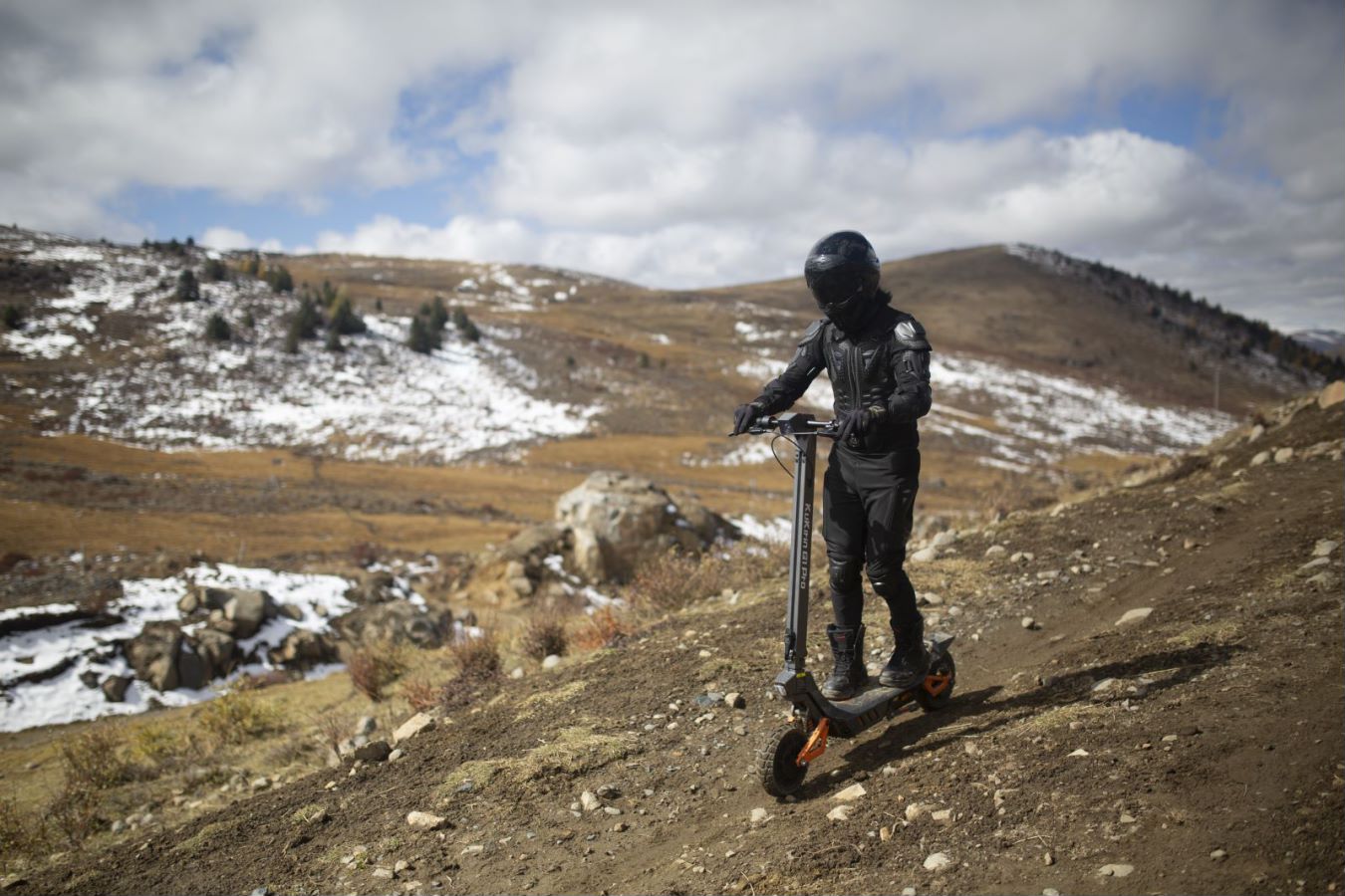 Trottinette KuKirin sur un chemin tout-terrain